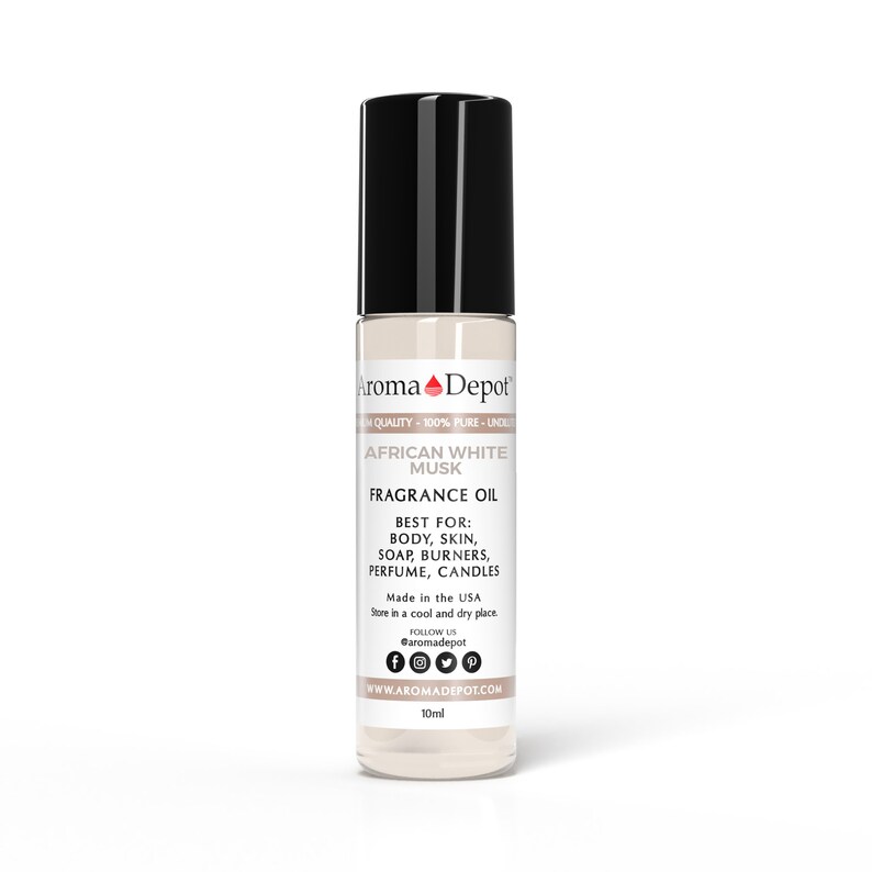 K&ouml;nnte beinhalten: Eine 10 ml Flasche mit afrikanischem wei&szlig;em Moschus-Duft&ouml;l. Die Flasche ist aus klarem Glas mit schwarzem Verschluss und wei&szlig;em Etikett. Das Etikett tr&auml;gt den Text "Aroma Depot", "Afrikanischer Wei&szlig;er Moschus", "Duft&ouml;l", "Ideal f&uuml;r: K&ouml;rper, Haut, Seife, Brenner, Parf&uuml;m, Kerzen", "Hergestellt in den USA", "An einem k&uuml;hlen und trockenen Ort lagern", "Folge uns @aromadepot", und "www.aromadepot.com".