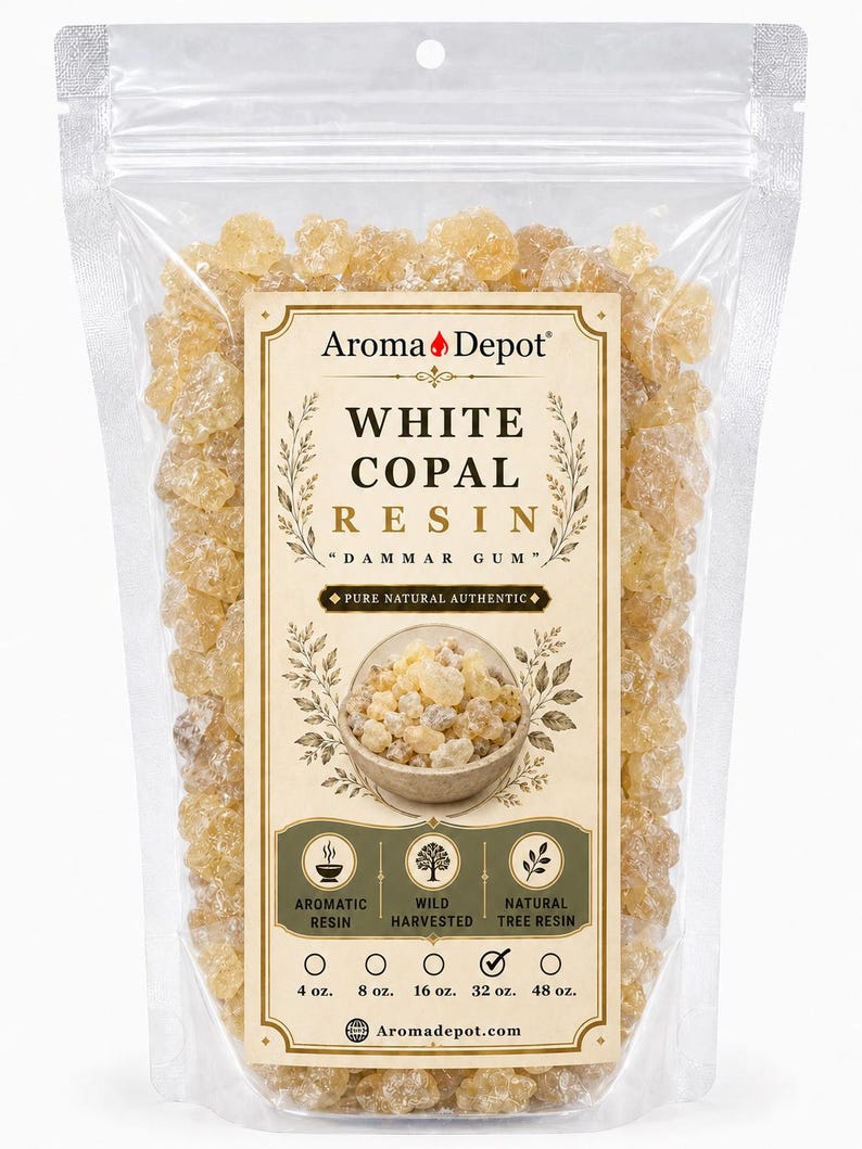 Pu&ograve; includere: Un sacchetto di plastica trasparente pieno di resina di copale bianca. L'etichetta riporta "Aroma Depot" e "White Copal Resin". L'etichetta indica anche che il prodotto &egrave; "Pure Natural Authentic" e disponibile in formati da 113 g a 1360 g.
