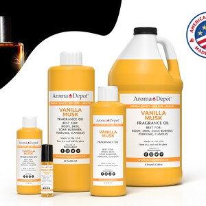 Może przedstawiać: Cztery butelki olejku zapachowego o zapachu wanilii i piżma w r&oacute;żnych rozmiarach. Butelki są ż&oacute;łte i mają etykietę z tekstem "Aroma Depot" i "Vanilla Musk Fragrance Oil". Największa butelka to galon, następna to 32 uncje płynu, następna to 8 uncji płynu, a najmniejsza to butelka z kulką. Wszystkie butelki są oznaczone etykietą "Made in the USA".
