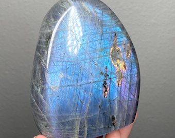 Cristal de labradorita de Madagascar: destello azul-violeta de cara completa, piedra de colección