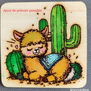 Klein aquarellijstje op handbeschilderd hout. Geboortekaartje. Frame met lama en cactus. Decoratie voor kinderkamers.