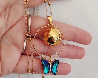 Bola per la gravidanza color oro con cerchio a farfalla e perle. Catena in acciaio inossidabile.