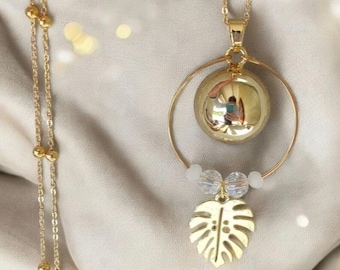 Gold Pregnancy Bola – Bola Necklace for Expectant Mothers with Gold Bead, Monstera Leaf and Crystal Beads – Gift for Pregnant Women