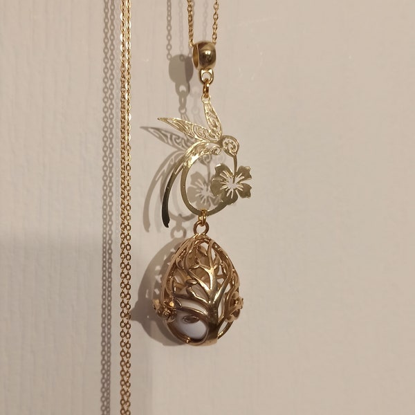 Bola de grossesse colibri et hibiscus doré. Bijoux fin. Chaine en  acier inoxydable