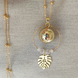 Gold pregnancy bola with monstera leaf and pearls. Stainless steel chain.