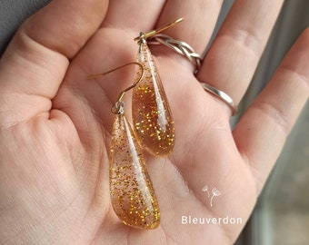 Glittery resin drop earrings. Resin jewelry. Resin inclusion. Chic jewelry.