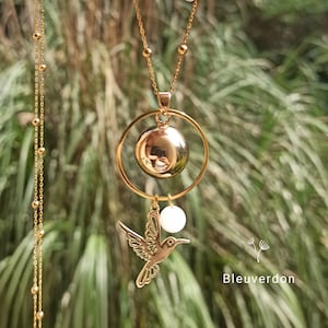 Gold-plated pregnancy bola with hummingbird circle and moonstone. Fine jewelry. Stainless steel chain.