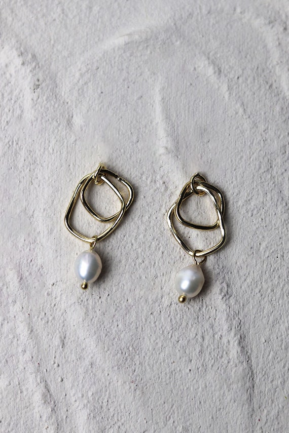 Habana Paris Long Pearl Earrings For Women / Brass, Baroque Pearls, Cr |  JOYasForYou