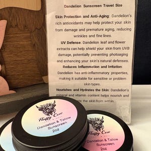 Puede incluir: Un letrero de madera hecho a mano con la palabra "Welcome" en una fuente juguetona. El letrero presenta un fondo blanco desgastado y un marco marrón oscuro, ideal para una puerta principal o entrada.