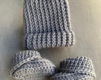 Patucos y gorro para bebé, zapatitos de bebé a crochet, gorro de crochet, patucos para niño, patucos grises para bebé, zapatos blancos para recién nacido, zapatos para niña recién nacida