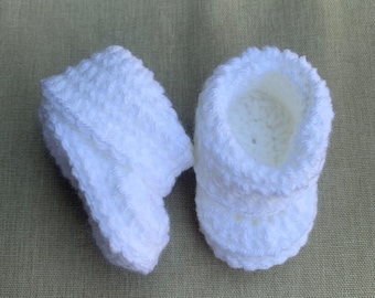 Baby Booties Crochet, White Baby Booties, Newborn Crochet Booties, Baby Newborn Shoes, Booties Baby, Crocheted Booties, Baby Crib Shoes