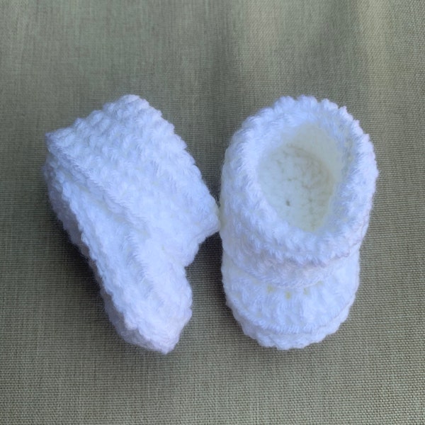 Baby Booties Crochet, White Baby Booties, Newborn Crochet Booties, Baby Newborn Shoes, Booties Baby, Crocheted Booties, Baby Crib Shoes