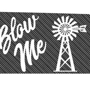 Könnte beinhalten: Schwarz-weiße Grafik mit der Umrissform von Kansas, einer Windmühle und den Worten "Blow Me" in einer Schreibschrift. Der Hintergrund hat ein diagonales Muster.