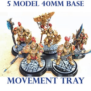 Peut inclure: Cinq figurines miniatures peintes en or et rouge sur des socles de 40 mm, disposées sur un plateau de mouvement en plastique noir. Le plateau a une texture de pierre. Le texte "5 MODEL 40MM BASE MOVEMENT TRAY" est imprimé sur l'image.