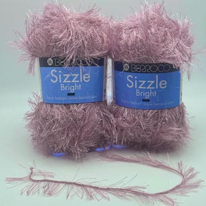 2 Stränge, Berroco Sizzle Metallic Lavender Wimperngarn, Farbe #1661, Farbpartie #542, je 92 m,
