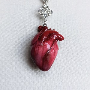 Ciondolo con cuore anatomico realizzato e dipinto a mano