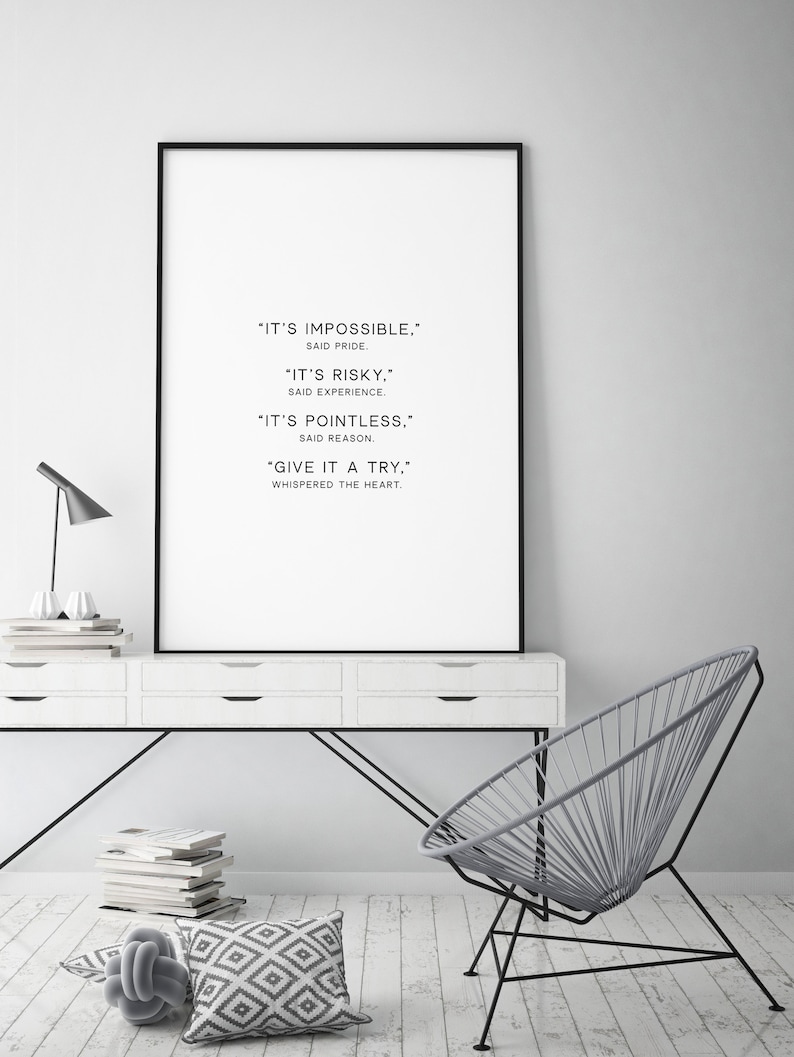 Pu&ograve; includere: Stampa tipografica in bianco e nero con la citazione "&Egrave; impossibile." ha detto l'orgoglio. "&Egrave; rischioso." ha detto l'esperienza. "&Egrave; inutile." ha detto la ragione. "Prova." ha sussurrato il cuore.