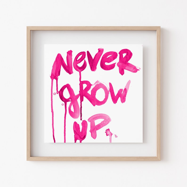 Poster mit dem Text "never grow up" in pink auf weißem Hintergrund. Der Text ist in Wasserfarbe handgeschrieben.