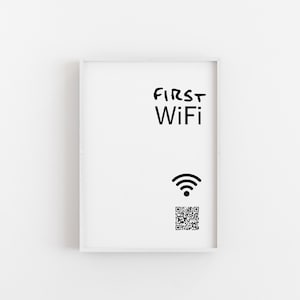 Könnte beinhalten: Ein weißer gerahmter Schild mit den Worten "FIRST WiFi" in schwarzem Stift geschrieben. Ein schwarzes WiFi-Symbol und ein schwarz-weißer QR-Code befinden sich ebenfalls auf dem Schild.