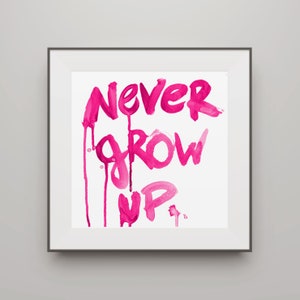 Puede incluir: Pintura de acuarela rosa con las palabras "NEVER GROW UP" en un estilo de goteo.