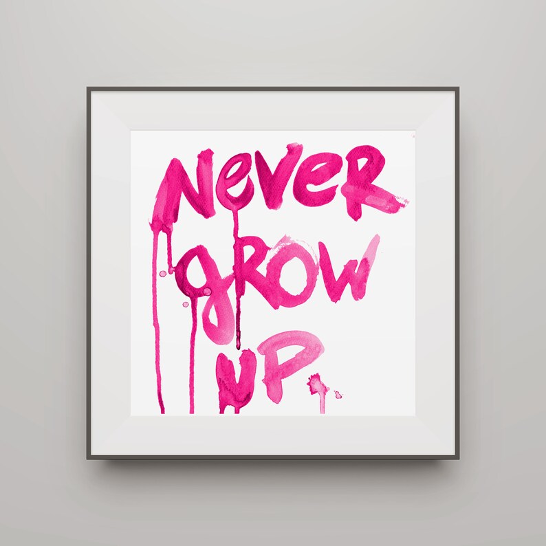 Puede incluir: Pintura de acuarela rosa con las palabras "NEVER GROW UP" en un estilo de goteo.