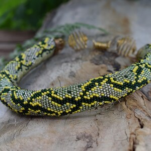 Collar Pitón Verde, Gargantilla de serpiente, estampado de serpiente de collar con cuentas, Collar depredador, Piel de pitón con cuentas regalo único para esposa, mamá