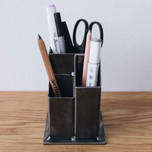 Stiftehalter aus Rohstahl Transparent beschichtet Stifteköcher im Industriedesign fürs Büro oder zu Hause Büromaterial Stifthalterung Bild 5
