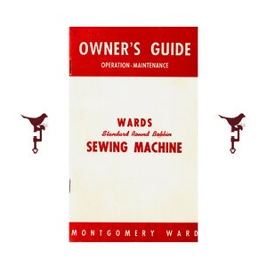 Puede incluir: Una guía del propietario de una máquina de coser vintage de Montgomery Ward. La portada es roja y blanca con el texto "OWNER'S GUIDE" y "SEWING MACHINE" en letras rojas en negrita. Una ilustración de pájaro a cada lado.