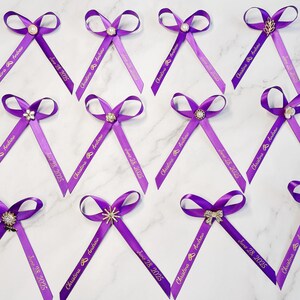 Niestandardowe kokardy z satynowej wstążki z przypinkami na klapy, 3/8" spersonalizowane, wstępnie zawiązane kokardy na upominki ślubne, baby shower, pakowanie prezentów, 196 kolorów