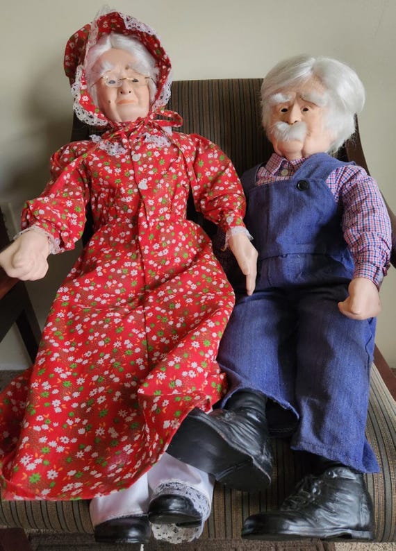 Vintage Set Grandma Alicia Grandpa Tom Porcelain Dolls 28