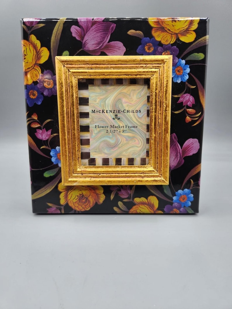 Cadre photo Mackenzie Childs, noir et pourpre, marché aux fleurs, 2,5 x 3 po., cadre 6 x 6 po. image 1
