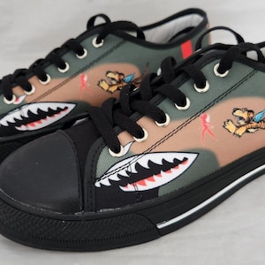 &quot;P-40 &quot;&quot;White 68&quot;&quot; von Charles Ältere Low Top Segeltuch-Schuhe Turnschuhe Herren Gr. 7 / EU 40.&quot;