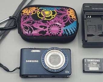Cámara digital Samsung PL210 de 14 MP con zoom 10x, color azul, incluye batería y cargador.