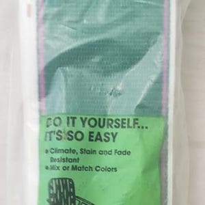 Può includere: Kit Re-Web Arden Paradise, fettuccia in polipropilene larga 7,6 cm. La confezione include 9,14 metri di fettuccia, adatta per sedie standard. La fettuccia verde e bianca è resistente agli agenti atmosferici, alle macchie e allo sbiadimento.