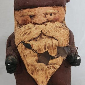 VTG art folklorique artisanal de Noël primitif de Noël en argile épaisse sculpté Père Noël 10 po.