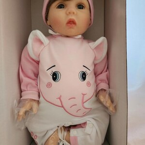 Aori levensechte realistische reborn babypop met geboorteakte en doos roze olifant