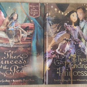Può includere: Due libri per bambini. Il libro di sinistra è intitolato "The Princess and the Pea" con un'illustrazione di una principessa. Il libro di destra è intitolato "The Twelve Dancing Princesses" con un'illustrazione di due figure in una sala da ballo.