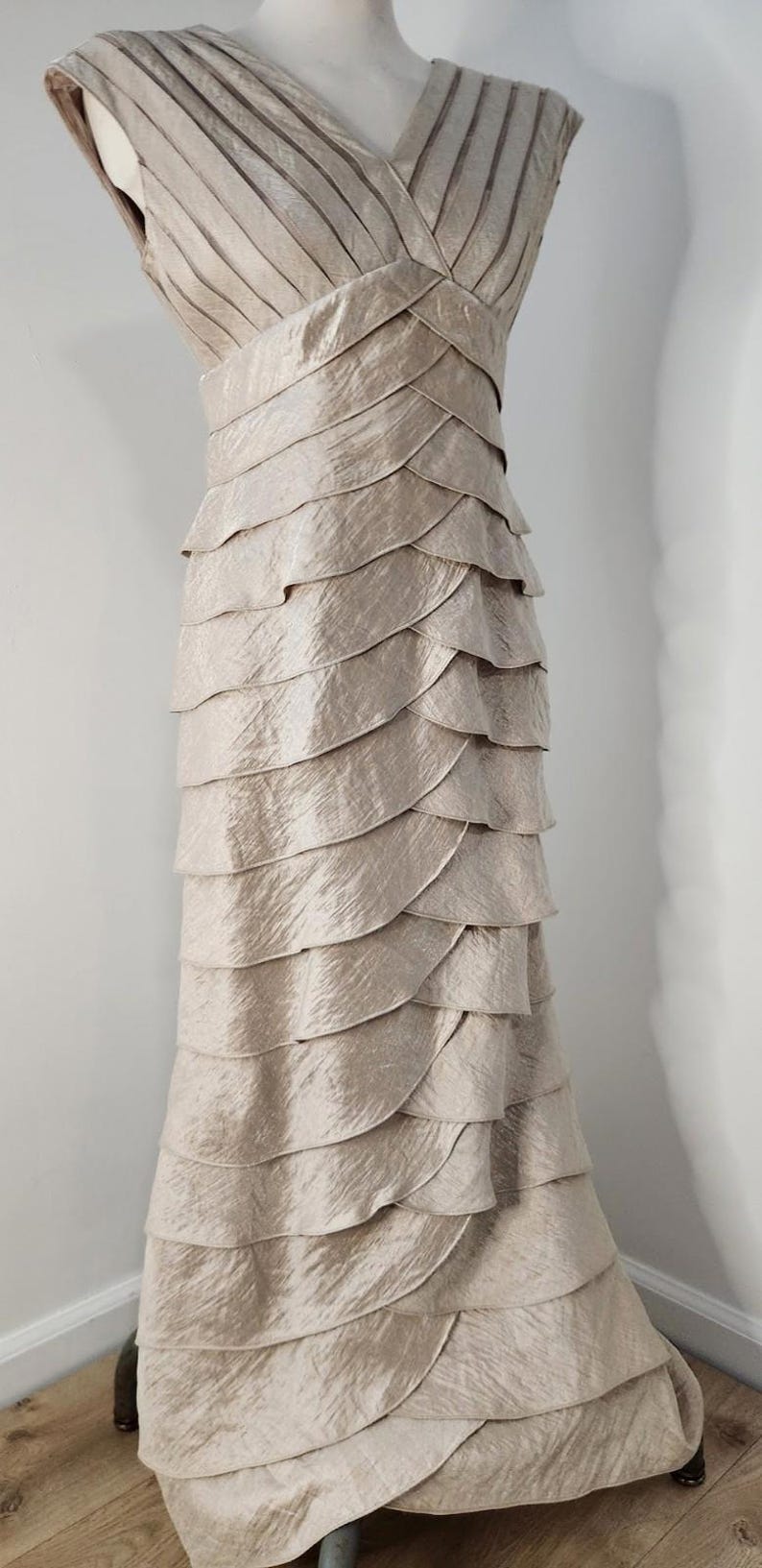 VTG Adrianna Papell Gold Metallic Tiered Ruffle Sleeveless Mermaid Maxi Dress 6 image 7