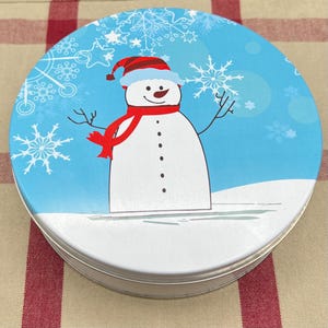 Vintage Style Round White and Blue Christmas Holiday Cookie or Cake Tin