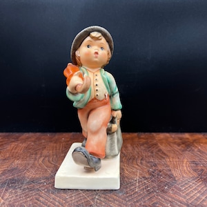 Hummel Figurine Merry Wanderer #11 /0 TMK6