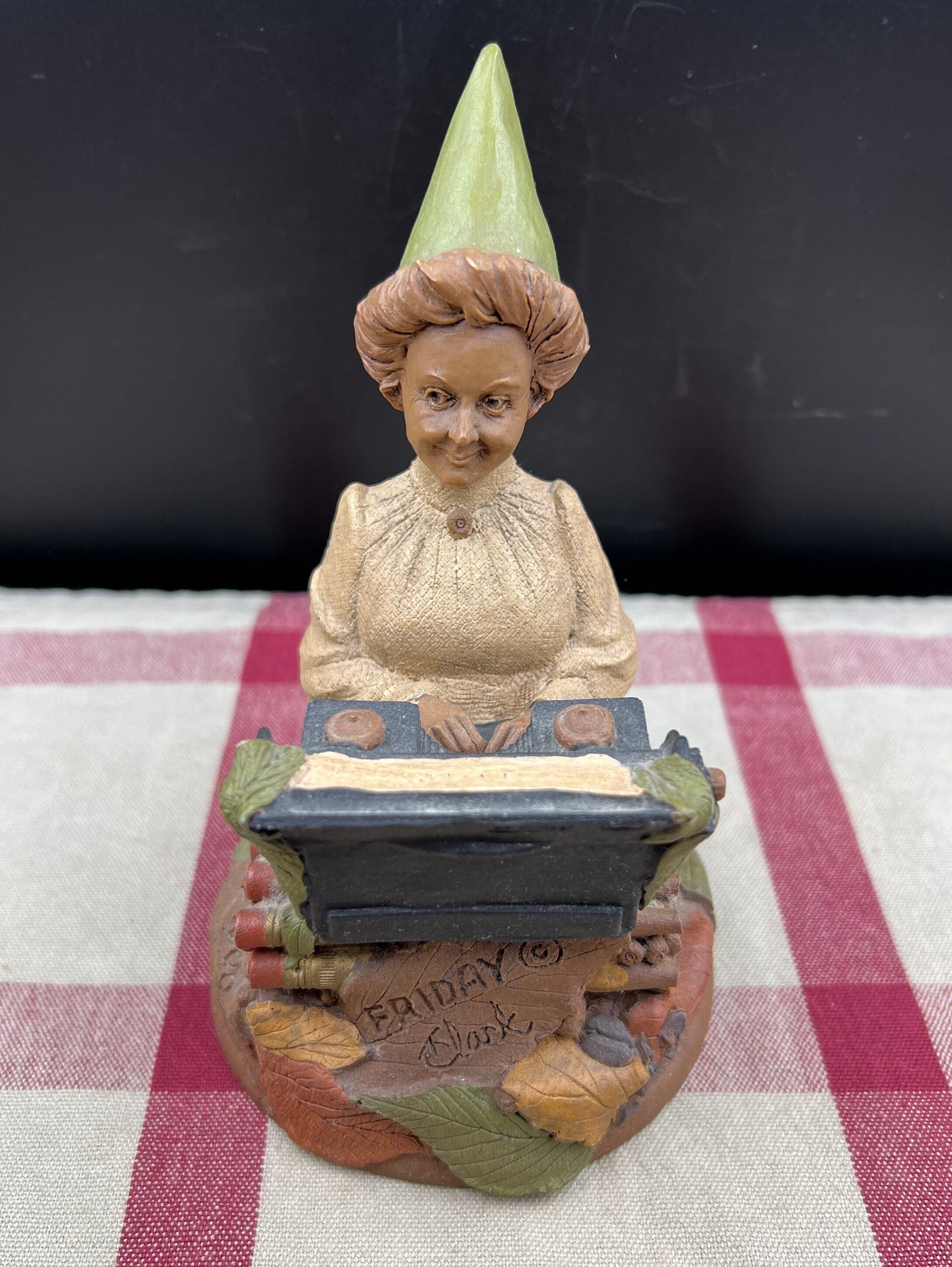TOM CLARK CAIRN STUDIOS SIGNED OLYMPIA LADY IN SHOE GNOME 1990 #5119  EXCELLENT