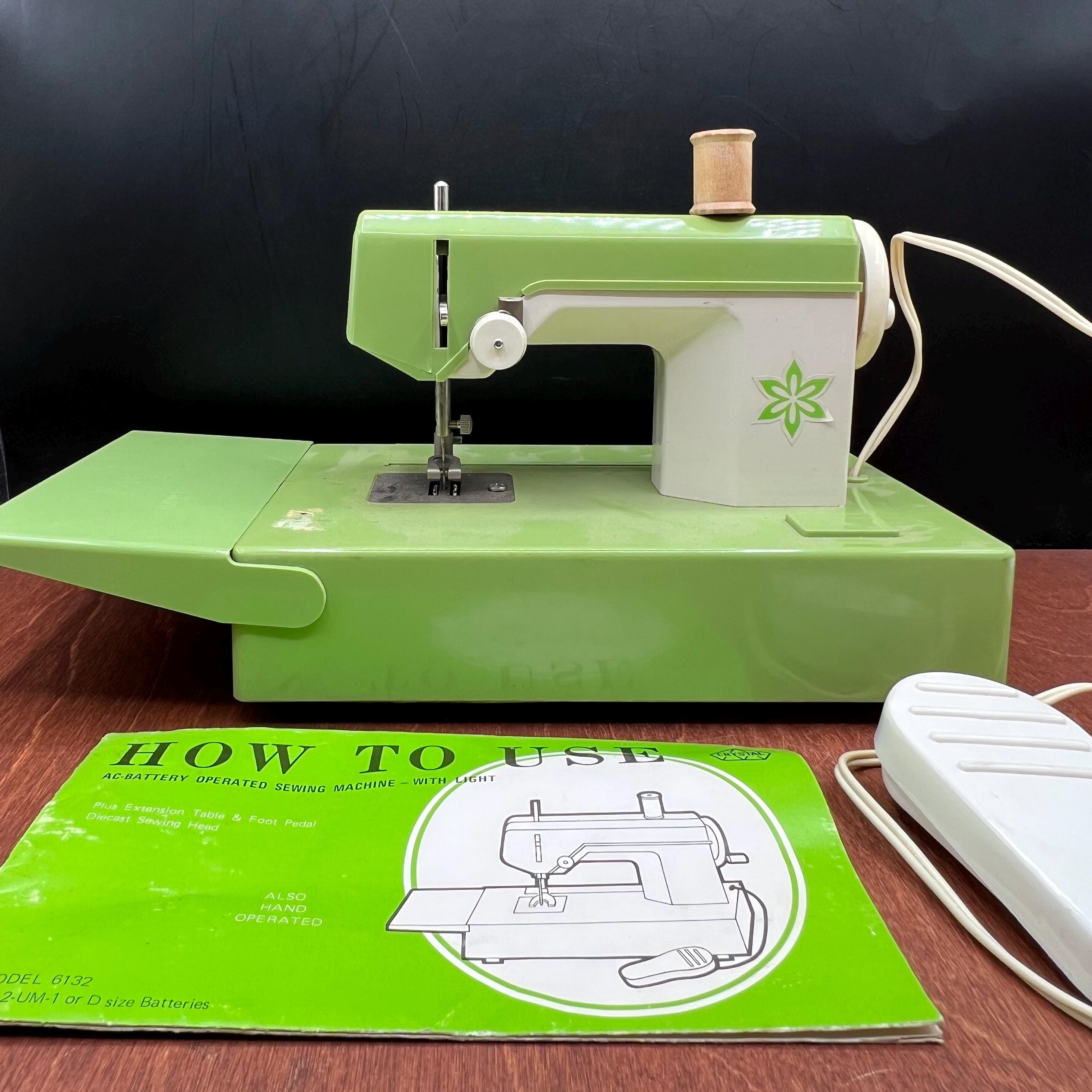 ハンドメイドma Mid Century Crystal Portable Model 6132 Children's Sewing Machine