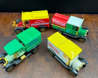 ミニチュア 昭和レトロ サーティセブン 4 Piece Set Vintage Multi Colored Model T Delivery Truck