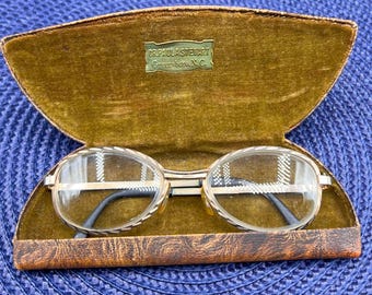 Vintage Gold Tone Oval Eyeglasses with Textured Hard Case