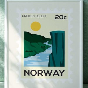 Impresión de Preikestolen, Noruega – Arte mural estilo sello – Póster de paisaje de fiordo – Ilustración de viaje escandinavo – Papel mate sostenible