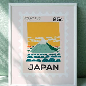 Stampa del Monte Fuji, Giappone – Poster di viaggio in stile francobollo – Arte paesaggistica giapponese minimalista – Illustrazione di montagna – Carta opaca sostenibile