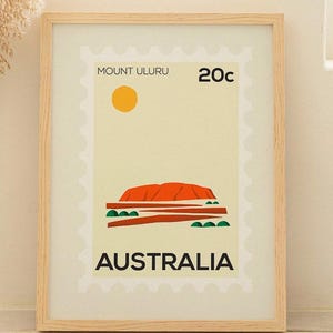 Impresión del Monte Uluru – Póster estilo sello australiano – Arte mural emblemático del interior del país – Ilustración minimalista de viajes – Papel mate sostenible