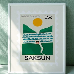 Impresión Saksun de las Islas Feroe – Póster de paisaje nórdico estilo sello – Arte de pueblo escandinavo – Ilustración de viaje – Papel mate sostenible