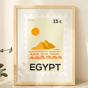 Stampa artistica delle piramidi di Giza – Stampa da parete in stile timbro giallo caldo – Poster da viaggio opaco – Illustrazione di un monumento egizio – Carta sostenibile