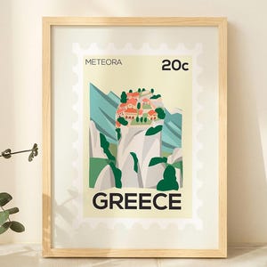 Stampa artistica di Meteora, Grecia – Poster di viaggio in stile francobollo – Stampa murale dai toni caldi – Illustrazione di paesaggio greco – Stampa opaca sostenibile
